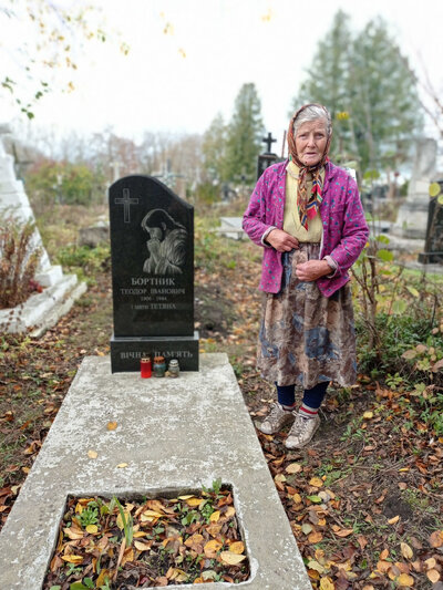Броніслава Кирдиль на могилі свого батька, вояка УПА, що був убитий радянським режимом