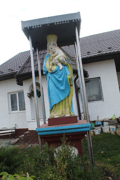 Скульптура Матері Божої на подвір'ї у Яскілок