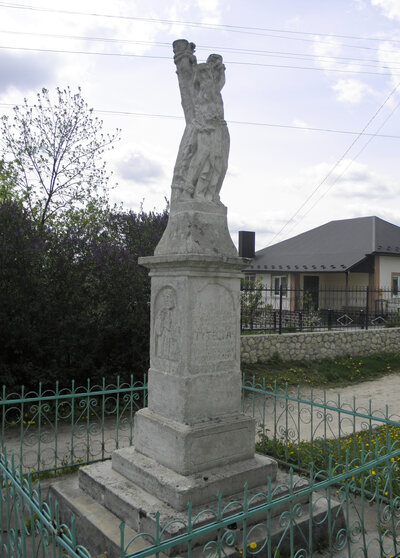 Скульптура св. ап. Андрія Первозванного (1899 р.) я на київських горах міста із багатьма церквами. У 1899 році у селі Красносільці на Тернопільщині (Збаразька ТГ)